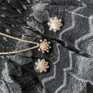Very sparkly snowflake post earring and necklace set